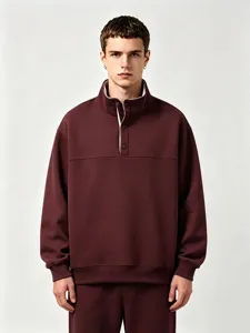 Felpa pullover da uomo con collo alto, bottoni a pressione e finiture in contrasto.