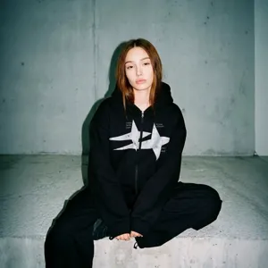 Vue détaillée du sweat à capuche noir vintage avec un superbe imprimé étoile et style streetwear.