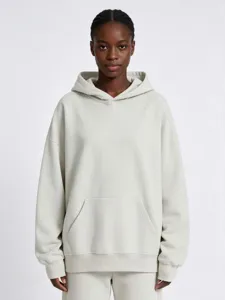 Gros plan détail du sweat à capuche uni en molleton, tissu doux, haut oversize