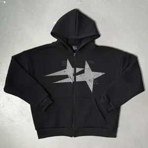 Vue détaillée du sweat à capuche zippé vintage, sweat streetwear noir pour homme.