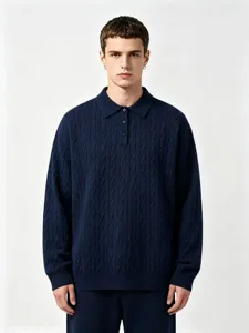 Vista detallada de jersey polo para hombre de punto trenzado azul marino con botonadura.