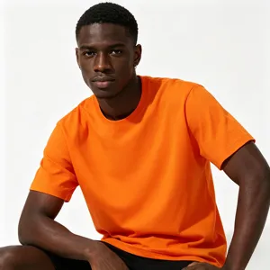 Maglietta uomo arancione tinta unita girocollo manica corta dettaglio stile streetwear casual.