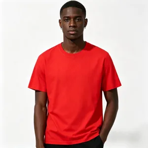 Vista di dettaglio di una t-shirt uomo rossa tinta unita con scollo rotondo basic.