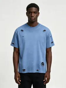 Maglietta blu oversize in cotone pesante slavato con dettagli di fori strappati unici.