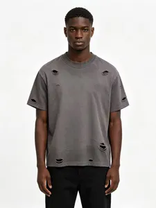T-shirt uomo pesante strappata a maniche corte, oversize vintage lavata grigio scuro stile streetwear.
