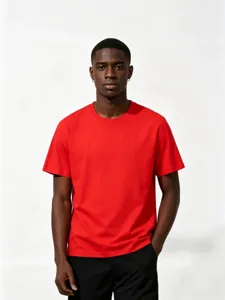 Maglietta monocolore a girocollo da uomo, capo streetwear estivo leggero e basic.