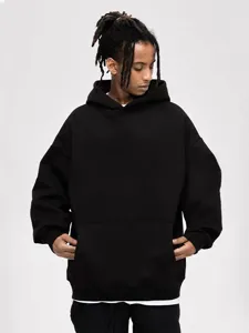 Detailansicht des schweren schwarzen Oversize-Hoodies mit tiefen Schultern und Tasche.