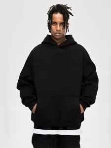 Schwarzer Oversized Kapuzenpullover für Herren, schwere Baumwolle, lässiger Streetwear Stil.