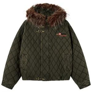 Giacca con cappuccio trapuntata invernale con collo in pelliccia, verde lavato vintage.