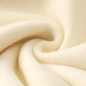 Détail de tissu molletonné lourd pour sweat, textile beige doux et chaud hiver.