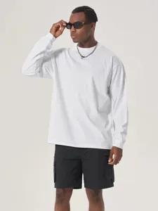 Vista detallada de la camiseta de manga larga lisa y cuello redondo estilo casual.