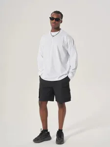 Vista detallada del conjunto casual para hombre con camiseta blanca y short cargo negro.