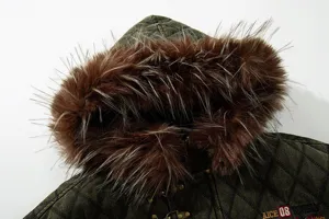 Dettaglio della giacca invernale trapuntata spessa da uomo con cappuccio in pelliccia.