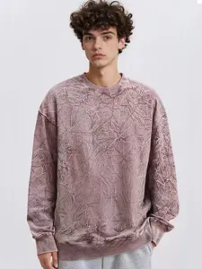 Nahaufnahme des Vintage-Batik-Sweatshirts mit Rundhalsausschnitt und lockerem Schnitt.