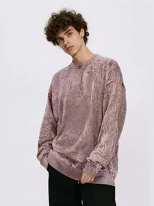 Nahaufnahme Detail des lässigen langärmeligen Herren Sweatshirts mit strukturiertem Design.