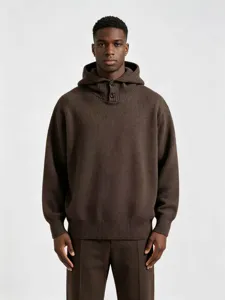 Pull à capuche en tricot côtelé marron pour homme avec col haut boutonné pour l'automne hiver.