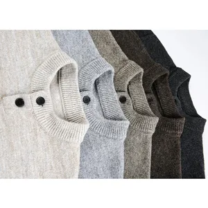 Detaillierte Nahaufnahme des Kragens und Knopfdesigns von Herren-Henley-Strickpullovern.