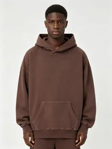 Détail d'un sweat à capuche marron délavé et lourd en tissu molletonné confortable.