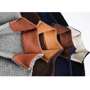 Detail du col du pull zippé en tricot gaufre pour homme avec texture douce et divers coloris.