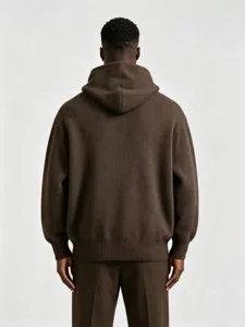 Vue détaillée du sweat à capuche en tricot côtelé marron foncé pour homme, texture douce.