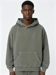 Vue détaillée d'un sweat à capuche gris lavé oversize avec une poche frontale confortable.