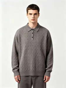 Primer plano detallado de la textura del jersey de punto gris, cuello polo para hombre.