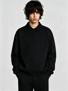 Vista detallada jersey polo hombre punto trenzado negro, estilo retro, comodo tejido.