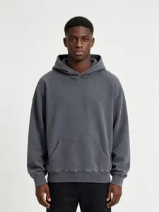 Vue détaillée du sweat à capuche oversize gris lavé muni d'une poche kangourou pratique.