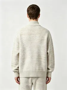 Rückansicht Detail des Herren-Stehkragen-Strickpullovers aus Melégarn, ideal für den Winter.