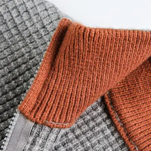 Gros plan detail pull maille gaufree homme col zippe texture tissu macro shot