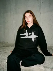 Sweat à capuche zippé noir oversize style vintage Y2K avec imprimé étoile vieilli.