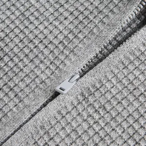 Gros plan détaillé sur le pull zippé en tricot gaufré pour homme, haut uni classique.