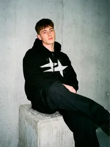 Sweat à capuche zippé streetwear rétro pour homme et femme avec imprimé étoile audacieux.