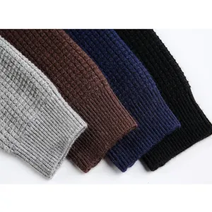 Gros plan détaillé des poignets en tricot texturé gaufré pour pull homme en quatre coloris.