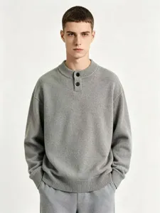 Detailansicht des Strickpullovers mit geripptem Henley Kragen und eleganten Knöpfen.