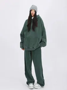 Vue détaillée de l'ensemble sweat à capuche et pantalon vert vintage lavé.