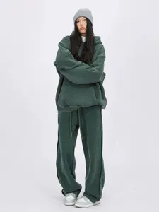 Vue détaillée d'un ensemble sweat à capuche et pantalon en sweat vert lavé vintage ample.