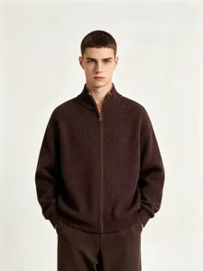 Pull zippé marron en tricot gaufré pour homme avec col montant vue principale automne hiver.