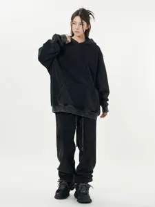 Vue détaillée de l'ensemble sweat à capuche et pantalon noir délavé vintage, coupe.