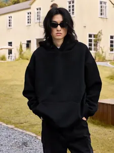 Heavyweight 400g fleece black hoodie, loose fit street style, warm detail winter outerwear.