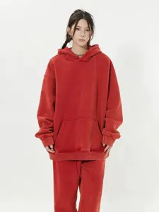 Vue détaillée du sweat à capuche oversize vintage rouge lavé lourd avec poche et pantalon.