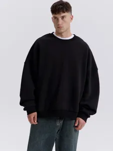 Primer plano de sudadera negra para hombre, estilo streetwear ancho, tejido cómodo.