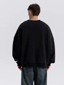 Sudadera negra informal de cuello redondo para hombre, corte holgado y cómodo.