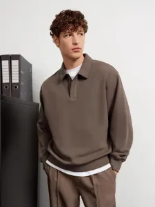 Men's solid color long sleeve lapel sweatshirt with contrast inner layer autumn winter fashion.