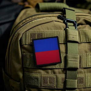 Parche moral tactico bordado con bloque de color azul y rojo, velcro trasero para mochila.