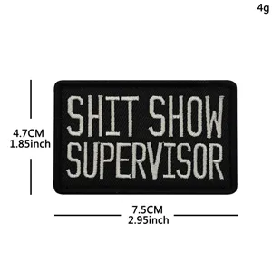 Parche táctico bordado con texto, diseño en blanco y negro, insignia duradera con cierre de gancho.
