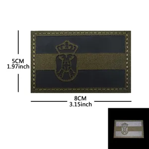 Detalle de parche moral táctico con dimensiones, diseño de insignia de velcro reflectante verde militar.