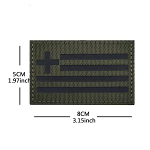 Parche moral de bandera militar táctica en verde oliva con respaldo de velcro reflectante.