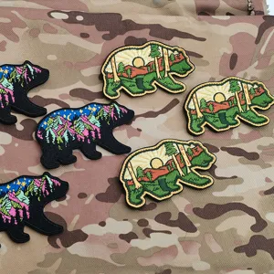 Parche bordado de oso táctico con diseño de paisaje al atardecer y estrellas para mochilas.