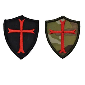 Toppa tattica ricamata scudo crociato distintivo morale militare gancio e anello stemma